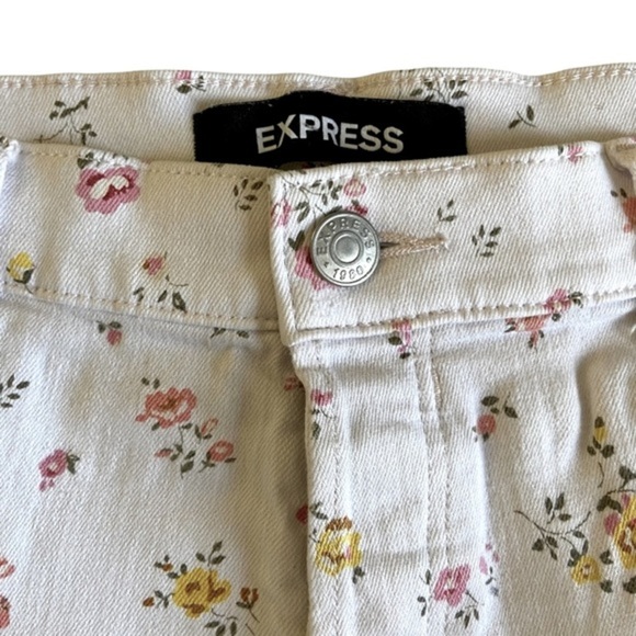 Express • Vintage High Rise Floral Denim Shorts • Size 8 - Picture 6 of 10